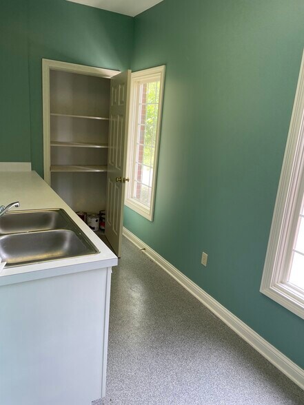 More Photos Of 102 Manor Ave, Bardstown Office For Sale