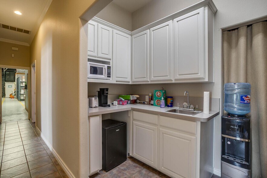 More Photos Of 110 Gotcher Ave, Lake Dallas Warehouse For Sale