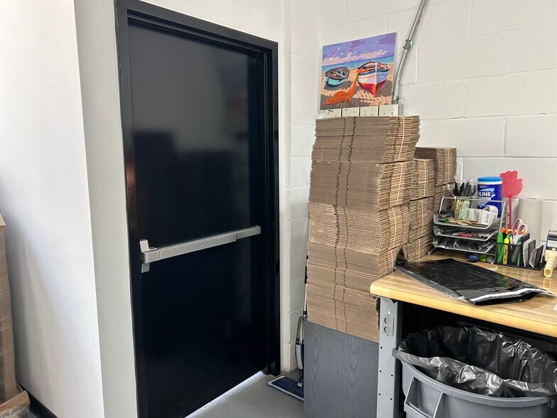 More Photos Of 252 Indian Head Rd, Kings Park Warehouse For Lease