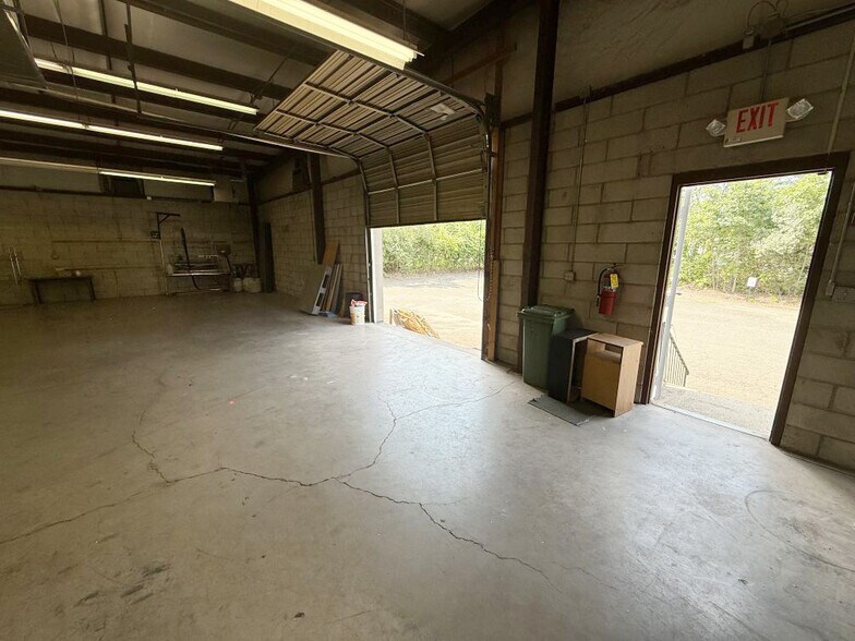 More Photos Of 10 Capital Dr, Wallingford Manufacturing For Lease