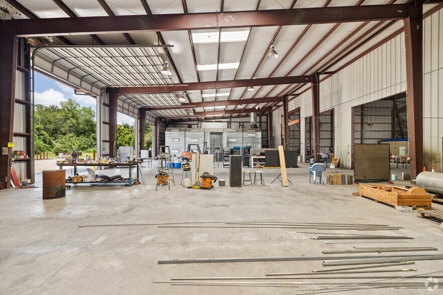 More Photos Of 12050 Proctor St, Houston Warehouse For Lease