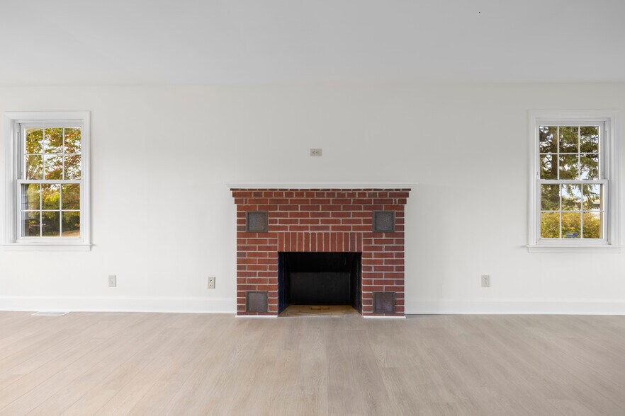 More Photos Of 267 Wolf Rd, Latham Office For Lease