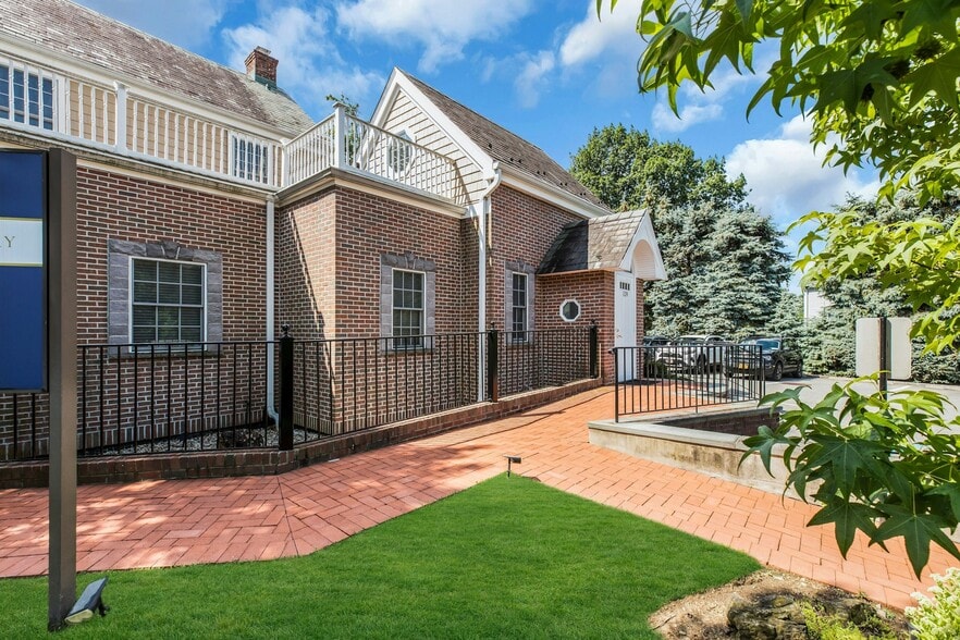 More Photos Of 139 Plandome Rd, Manhasset Medical For Sale
