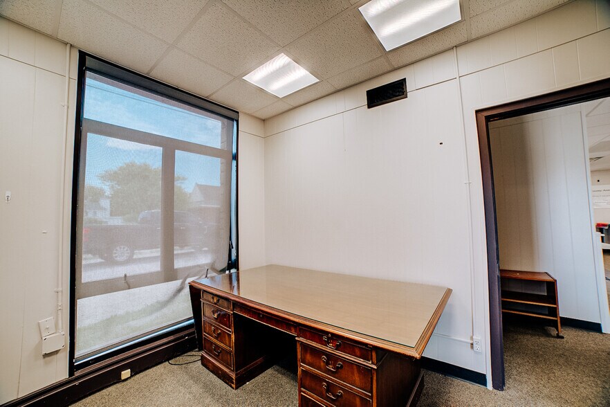 More Photos Of 109 S 2nd St, Watseka Office For Sale