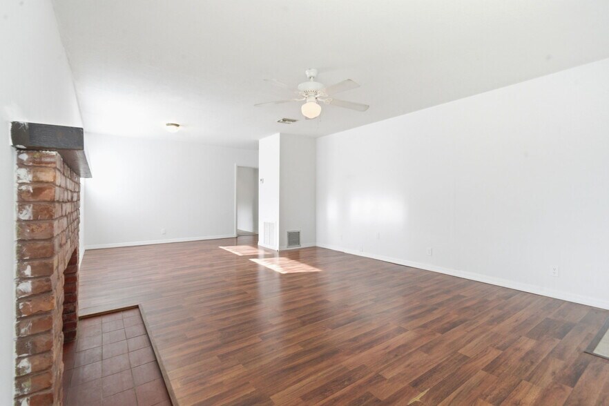 More Photos Of 1030 Camphor Ln, Deland General Retail For Sale