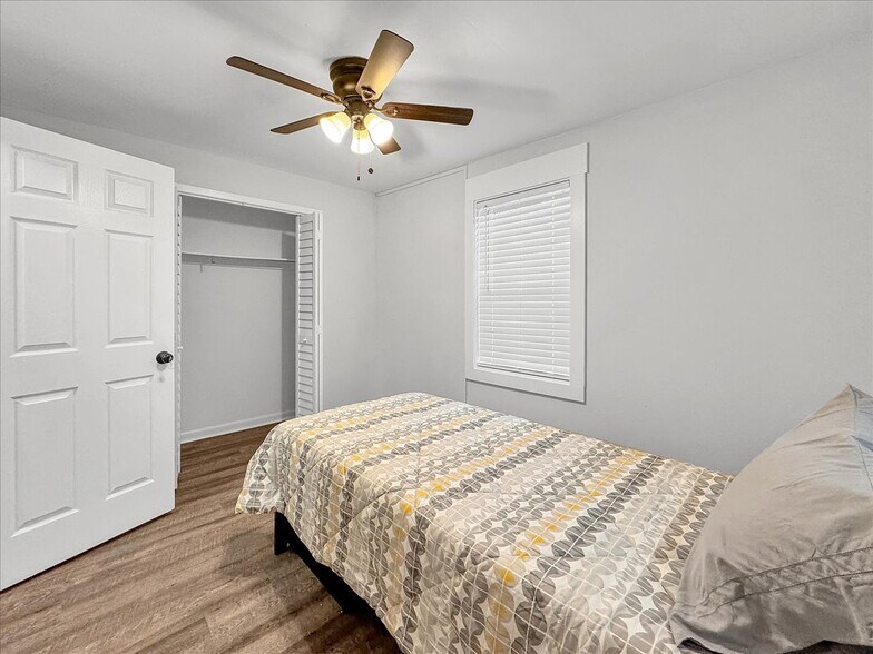 More Photos Of 1007 W Wright St, Pensacola Specialty For Sale