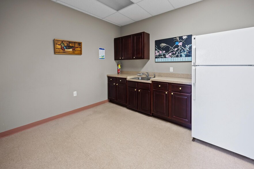 More Photos Of 1374 Whitehorse Hamilton Square Rd, Hamilton Office For Sale