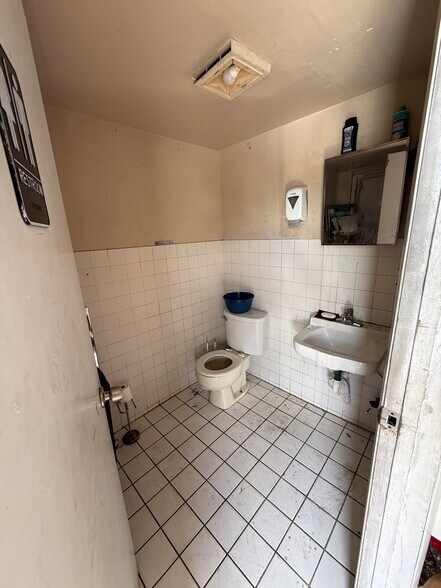 More Photos Of 13413 N Nebraska Ave, Tampa Auto Repair For Lease