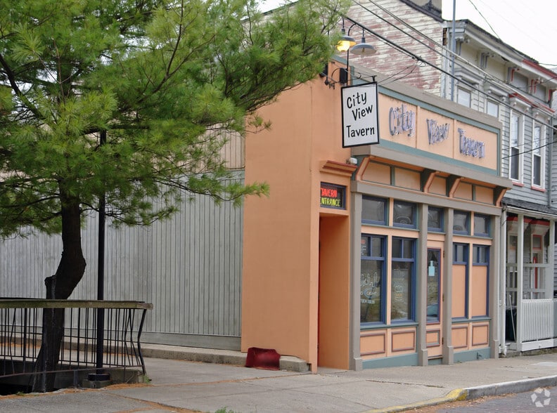 More Photos Of 403 Oregon St, Cincinnati Bar For Sale