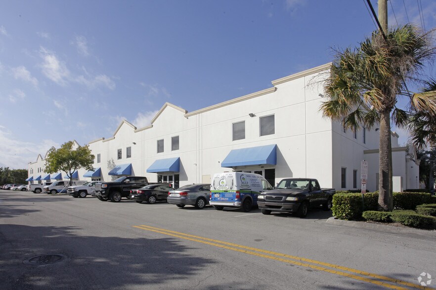 More Photos Of 1805 S Powerline Rd, Deerfield Beach Warehouse For Lease