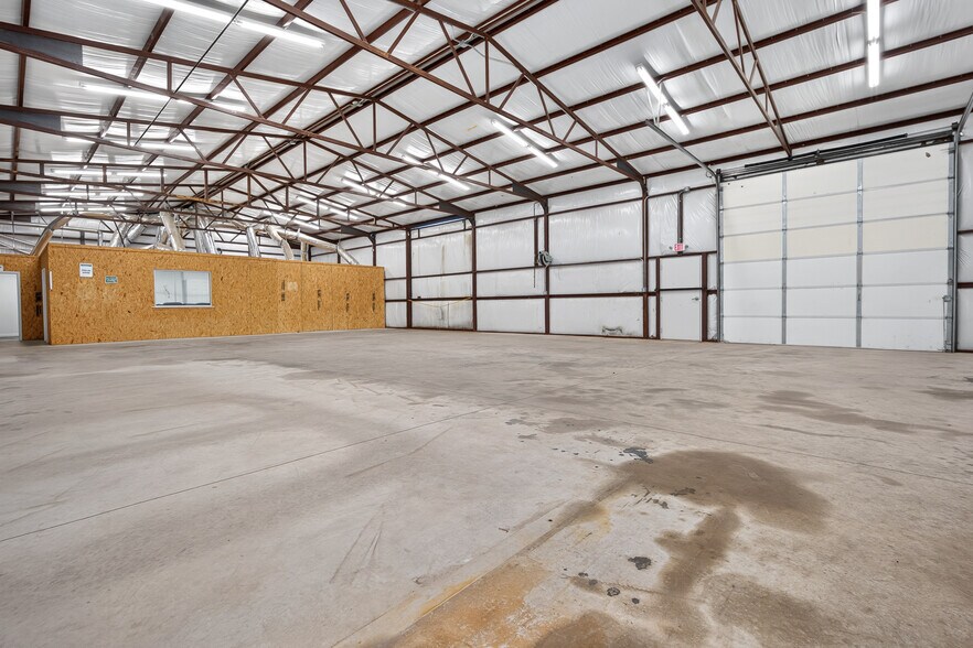 More Photos Of 7811 Kickapoo Ave, Shawnee Warehouse For Lease