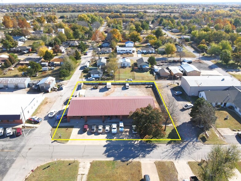 More Photos Of 200 S Main, Blanchard General Retail For Lease