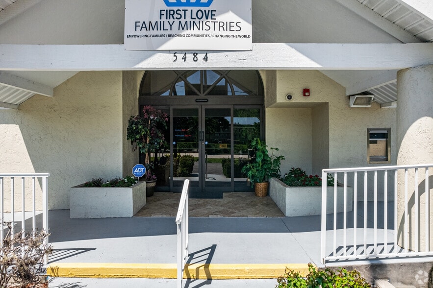 More Photos Of 5484 Rattlesnake Hammock Rd, Naples Freestanding For Lease