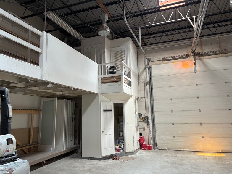 More Photos Of 3248 Colvin St, Alexandria Warehouse For Lease