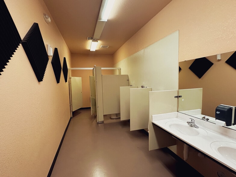 More Photos Of 140 N Cotton St, El Paso Warehouse For Lease