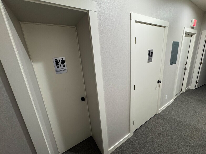 More Photos Of 119 E 2nd St, Hallettsville Office For Lease