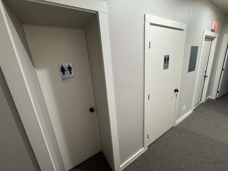 More Photos Of 119 E 2nd St, Hallettsville Office For Lease