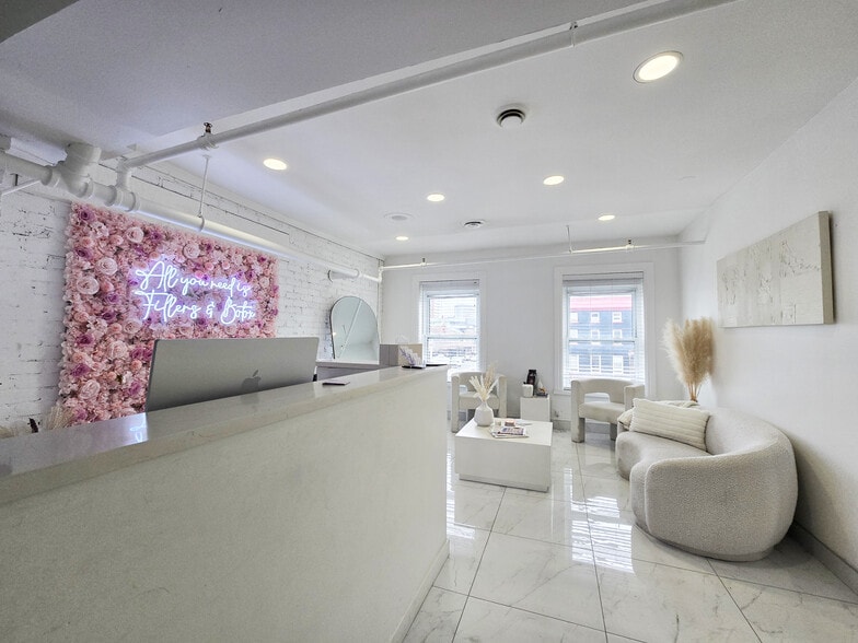 Primary Photo Of 12-18 Byward Market Sq, Ottawa Storefront Retail Office For Lease