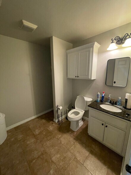 More Photos Of 6932 Highwater Cir, Edmond Light Distribution For Lease