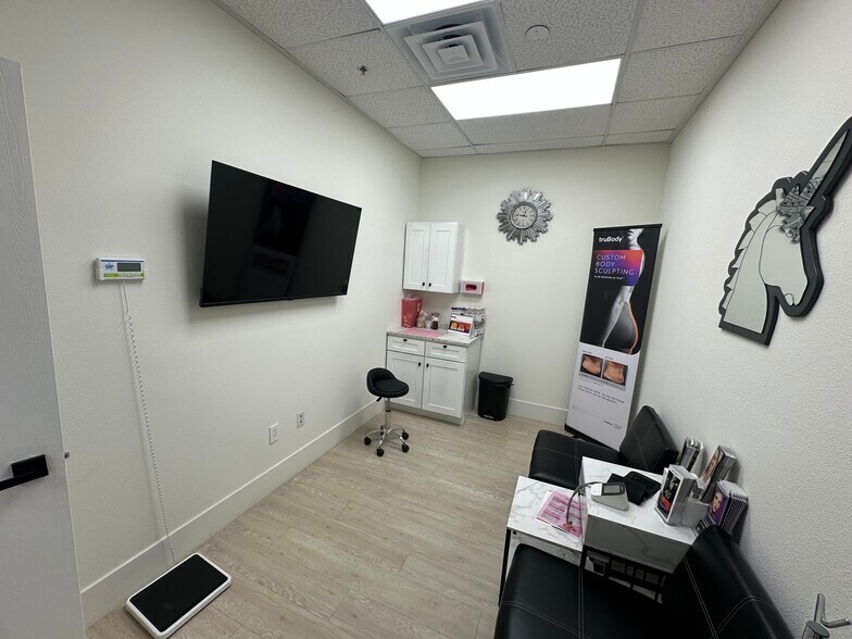 More Photos Of 5920 S Rainbow Blvd, Las Vegas Office For Sale