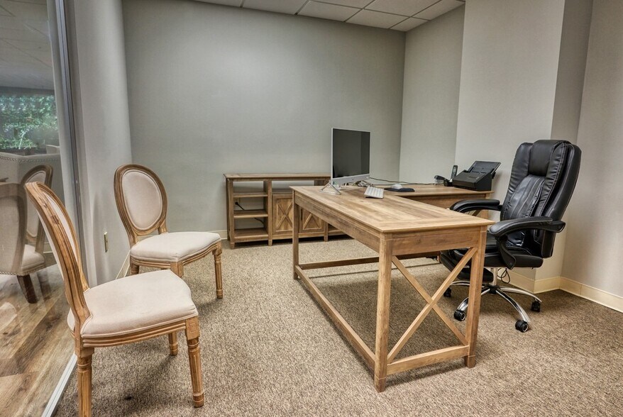 More Photos Of 9755 Dogwood Rd, Roswell Office For Lease