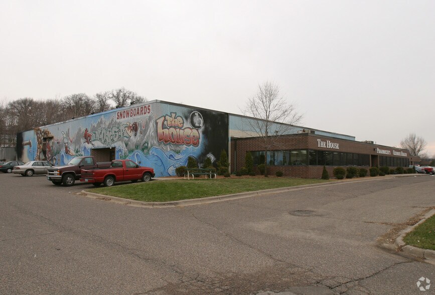 More Photos Of 300 S Owasso Blvd E, Little Canada Showroom For Lease