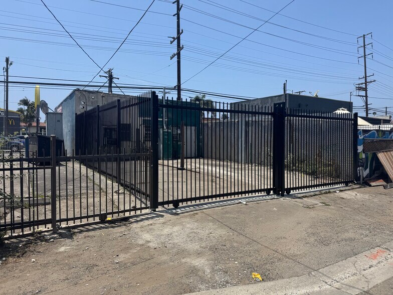 More Photos Of 2452 Lincoln Blvd, Venice Freestanding For Sale