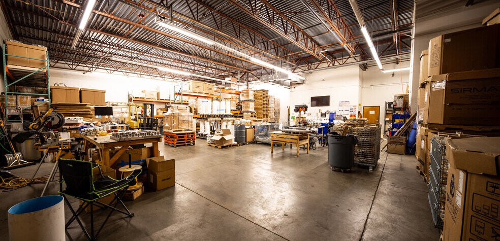 More Photos Of 6586 S Kenton St, Centennial Showroom For Lease