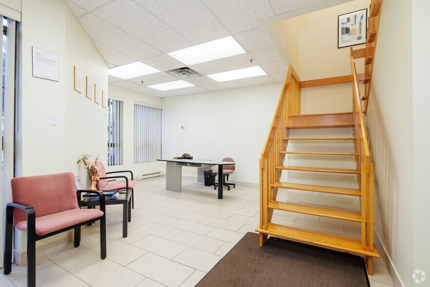 More Photos Of 2369-2395 Rue Rue Guénette, Saint-Laurent Light Distribution For Sale