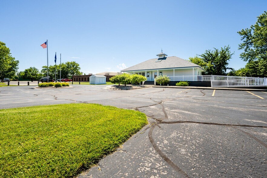 More Photos Of 2300 Pipestone Rd, Benton Harbor Office For Sale