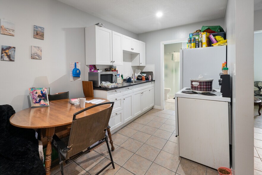 More Photos Of 2024 Dufferin Av, Wallaceburg Apartments For Sale