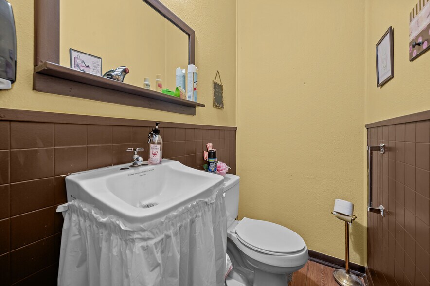 More Photos Of 1208 W Clayton St, Dayton Medical For Sale