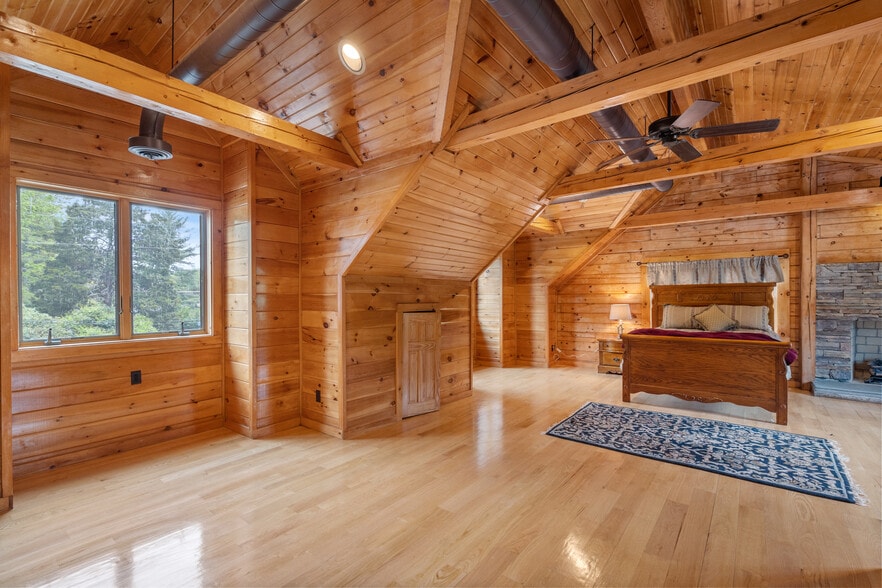 More Photos Of 11501 Popes Head Rd, Fairfax Garden Center For Sale