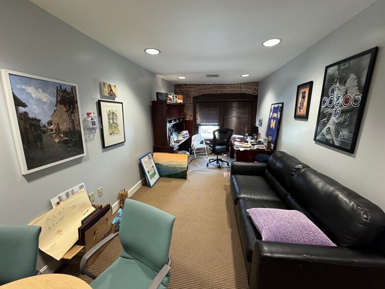 More Photos Of 900 Westport Rd, Kansas City Storefront Retail Office For Lease