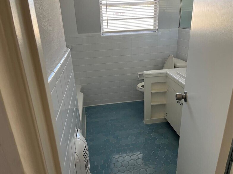 More Photos Of 1007 Meyer St, Sealy Multifamily For Sale