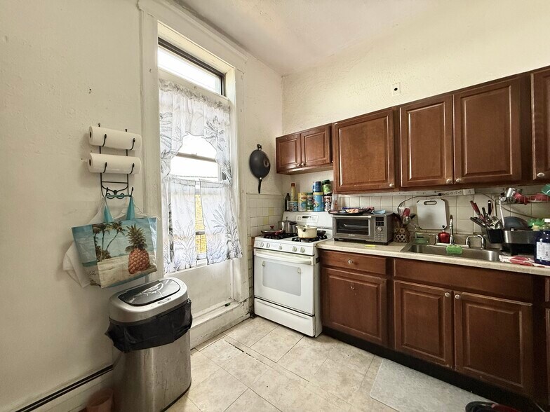 More Photos Of 811 30th St, Union City Storefront Retail Residential For Sale