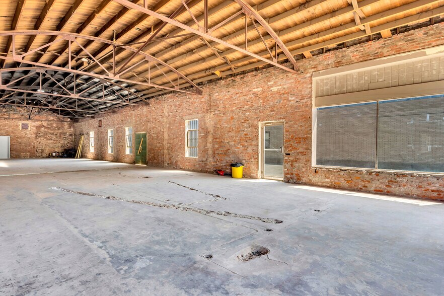 More Photos Of 815 W Broadway St, Ardmore Freestanding For Sale