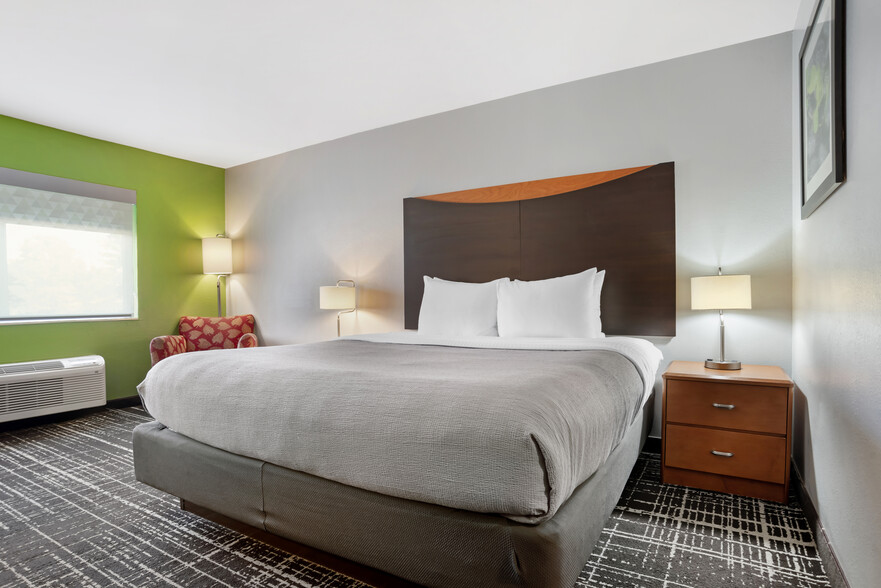 More Photos Of 707 Key Dr, Birmingham Hotel For Sale