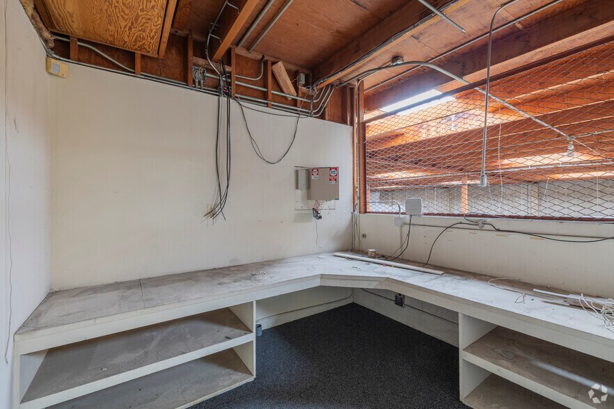 More Photos Of 1680 14th St, Oakland Warehouse For Sale