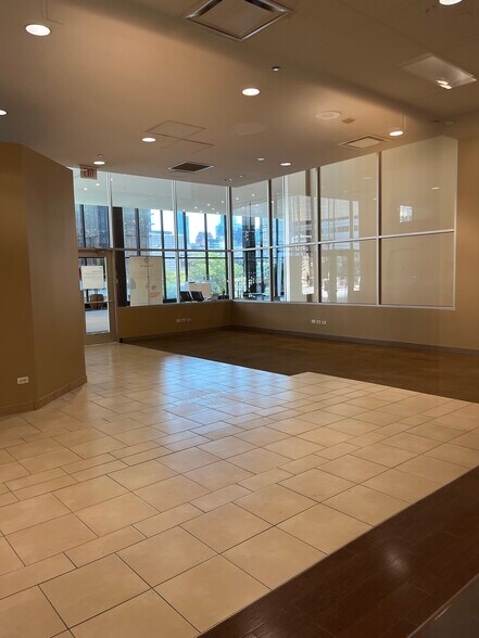 More Photos Of 300 S Riverside Plz, Chicago Office For Lease