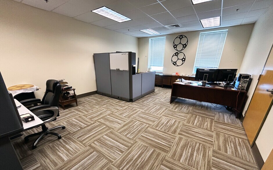 More Photos Of 453 Lincoln St, Carlisle Flex For Lease