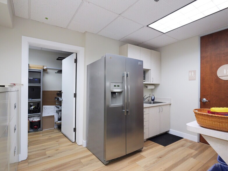 More Photos Of 25550 Hawthorne Blvd, Torrance Medical For Sale