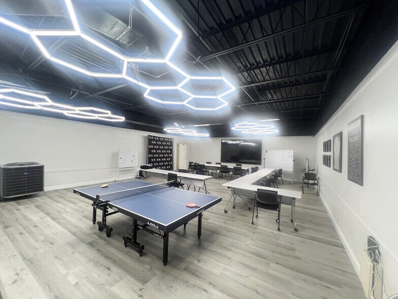 More Photos Of 6920 E Chelsea St, Tampa Light Distribution For Sale