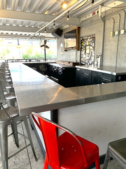 More Photos Of 100 W Livingston St, Orlando Restaurant For Lease