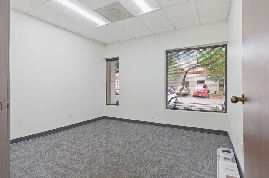 More Photos Of 1300 E Arapaho Rd, Richardson Light Distribution For Lease