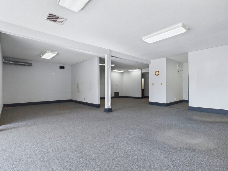 More Photos Of 201 W High St, Edwardsville Showroom For Sale