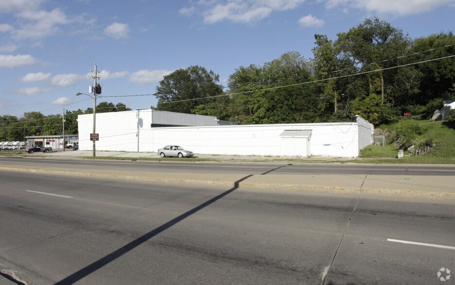 More Photos Of 2303 SE 14th St, Des Moines Warehouse For Lease