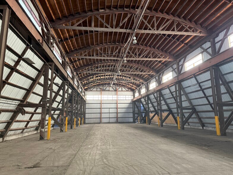 More Photos Of 2050 Cross St, Eugene Warehouse For Lease