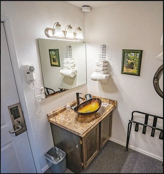 More Photos Of 460 Highway 101, Bandon Hotel For Sale