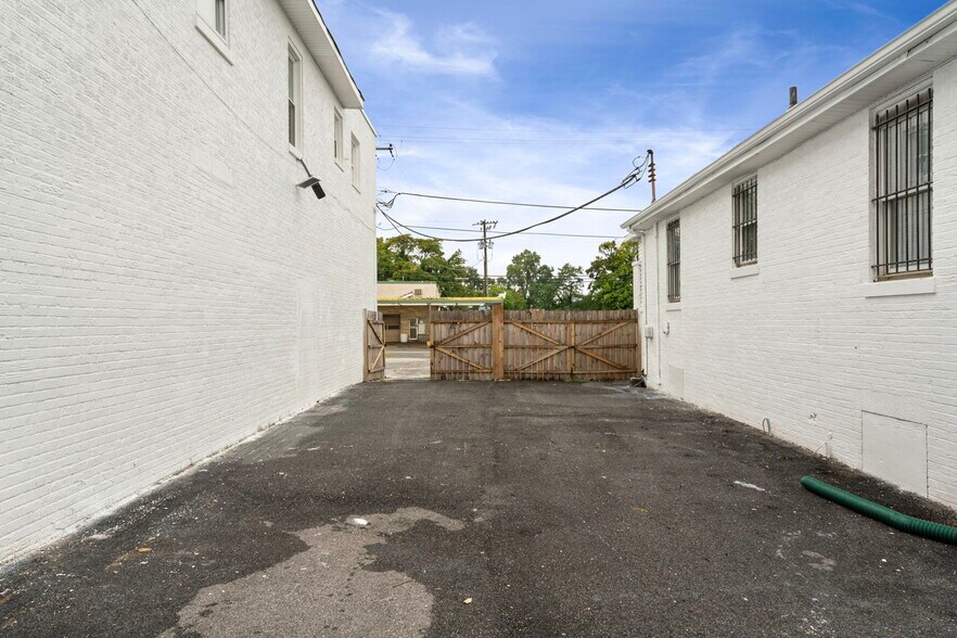 More Photos Of 4928 Marlboro Pike, Capitol Heights General Retail For Lease